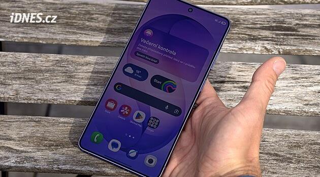 Špičkový samsung má nezvyklé funkce, tím zůstává ve hře – iDNES.cz