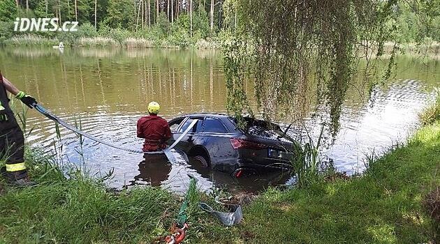 Řidič utopil auto uprostřed rybníka. Nikdo nechápe, jak se tam dostal