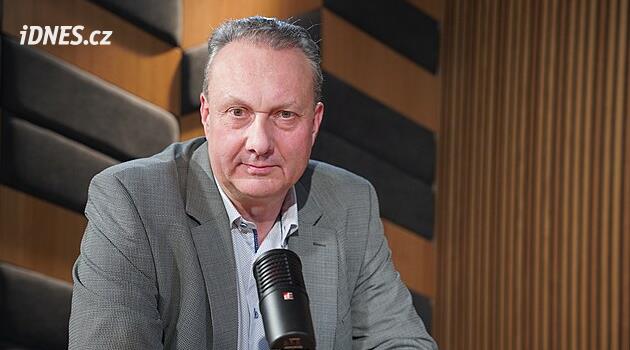 Britové zakazují cigarety chytře. Povolují alternativy, říká adiktolog