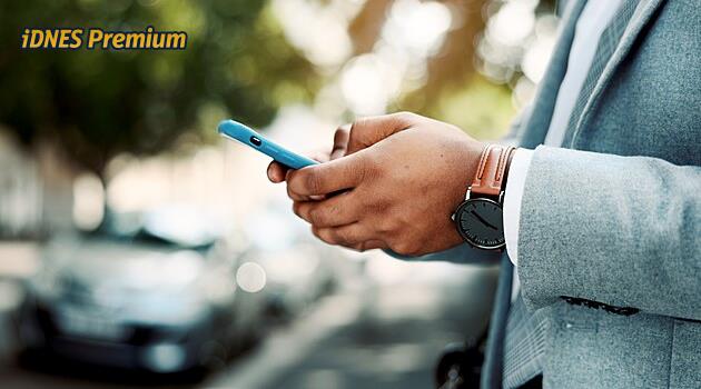 Brusel chce šmírovat mobily kvůli pornu, odpůrci varují před „Velkým bratrem“