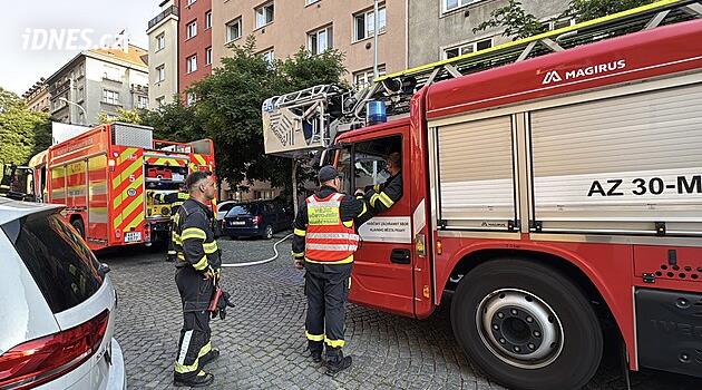 Žižkov'da bir daire yanıyordu. İtfaiye 45 kişiyi tahliye etti