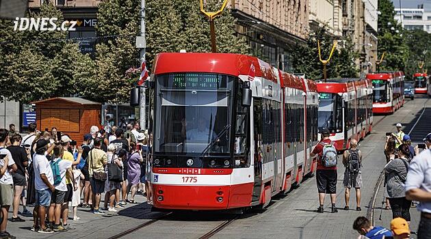 40 yeni klimalı tramvaydan oluşan bir konvoy Brno'dan geçti