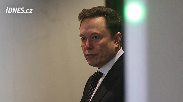 Musk vyčítá Británii smrt spoutaného mladíka. Zasévá rozkol, řekl Starmer