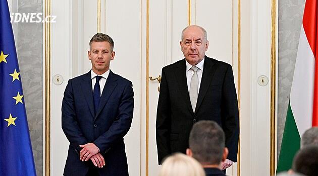 V Maďarsku schválili dodatek k ústavě, cílí na konec prezidenta. Premiér jej označuje za loutku