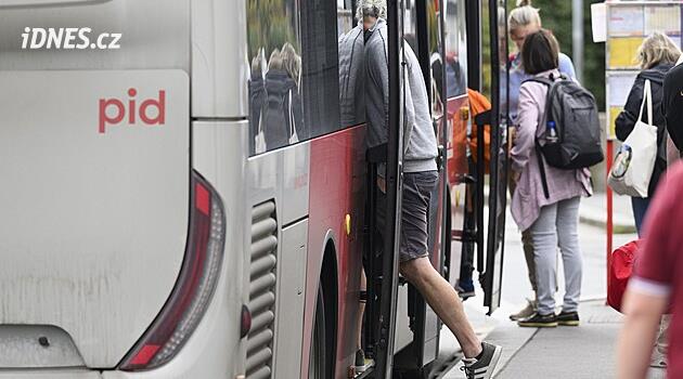 Češi cestují stále více. Jednomu druhu veřejné dopravy se ale vyhýbají