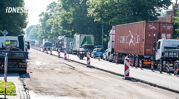 Silničáři úplně zavřeli průtah Huštěnovicemi, potíže čekejte i u Pozděchova