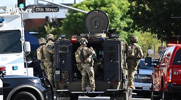 Muž se zabarikádoval s rukojmími v budově banky. Zastřelili ho agenti FBI