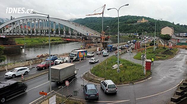 Čtyři víkendy bez aut. V Ústí nad Labem zavřou silnici pod opravovaným Benešovým mostem