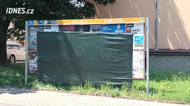 Şirket reklam panolarını kaldırmayı reddediyor, Lovosice onları kapattırdı