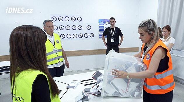 V Kosovu skončily předčasné volby. Podle odhadů vyhrála stra