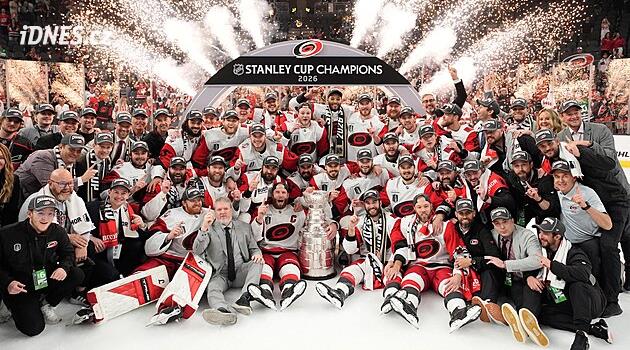 Carolina üst üste üçüncü galibiyetini aldı ve Vegas şimdiden Stanley Cup'ı buzda kutluyor
