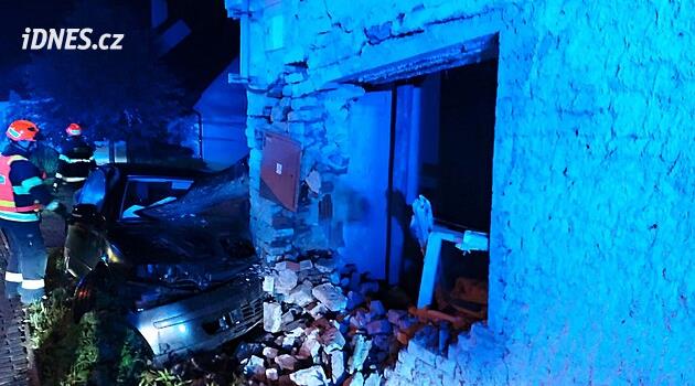 İtfaiye ekipleri evi vurduktan sonra adamı ve hasarlı binayı stabilize etti.