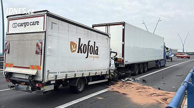 Prag Çevre Yolu'nda iki kamyonun kazası