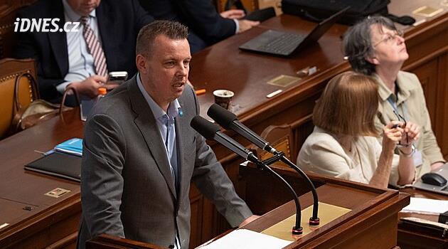 Hysterie, občané to časem pochopí. Vládní poslanci o zrušení poplatků