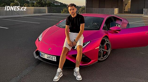 Influencera Kajumiho propustili po třech měsících z vazby
