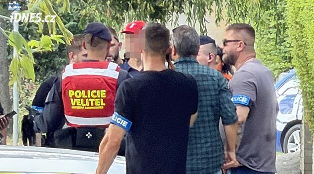 Učiteli z Čelákovic, který vyhrožoval se zbraní, policie pozastavila zbrojní pas