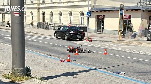 Opava'da bir araba ile elektrikli scooterın çarpışması trafiği sınırladı