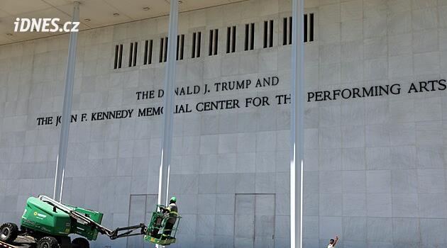 Kennedyho centrum nařídilo odstranit ze svého názvu jméno Donalda Trumpa