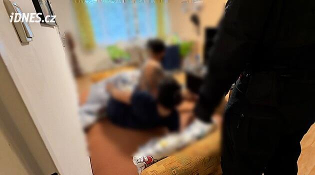 Evsizler Pardubice'de engelli bir adamın dairesini birkaç yüz dolara “kiraladı”
