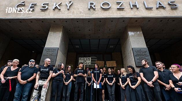 Zaměstnanci ČT a rozhlasu svolali brífink. Reagují na náhlé jednání o konci poplatků
