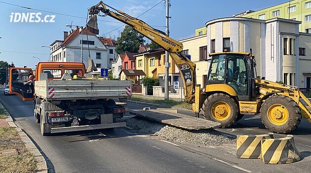 Bayramla birlikte yol onarımları arttı. Pilsen'de dolambaçlı yoldan ve dar sokaklara araba gönderdiler