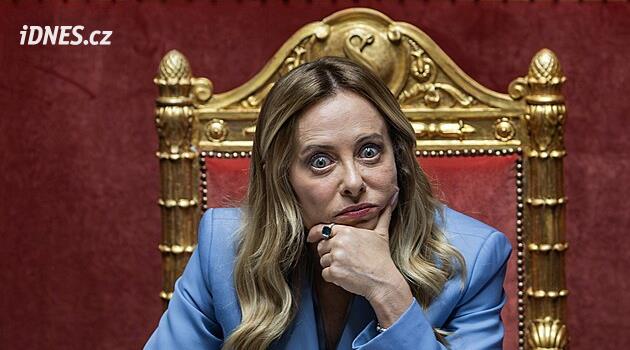 Tisíc a jedna grimasa. Meloniová slaví, její kabinet vládne nejdéle od Mussoliniho
