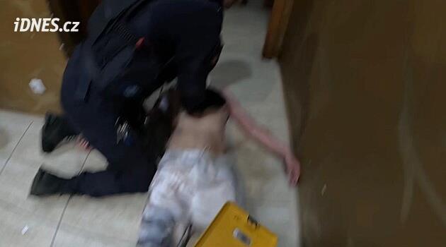 Polis memurları Pardubice'nin merkezinde bir adamı hayata döndürdü