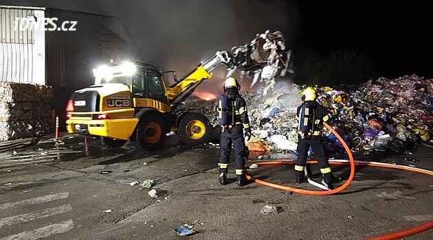 Pardubice'de sanayi bölgesindeki bir plastik çöplüğü gece saatlerinde alev aldı