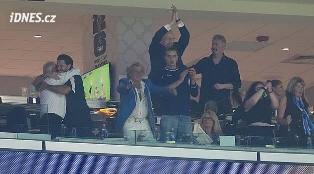 Rod Stewart hastalık nedeniyle konseri iptal etti, ardından futbola tezahürat yaptı