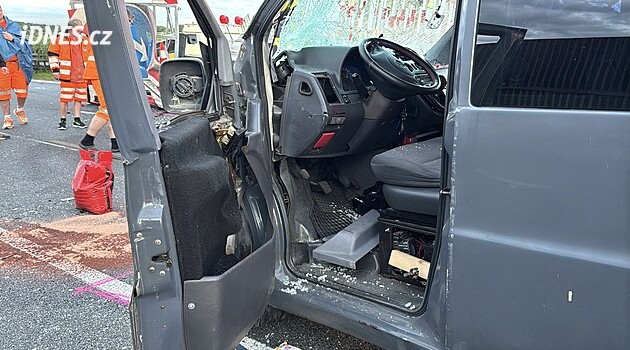 Kaza, Prag'ın hemen dışındaki D1 otoyolunda trafiği sınırladı. Olay yerinde yaralılar var