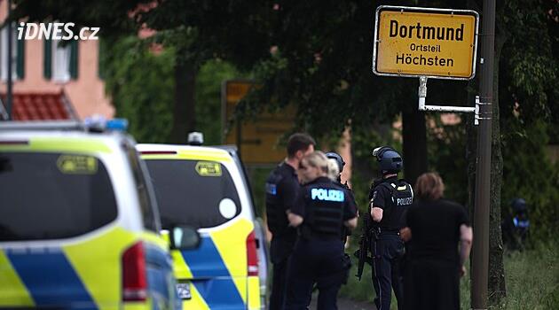 Muž v Dortmundu postřelil policistu, následně se zabarikádoval s dětmi v bytě