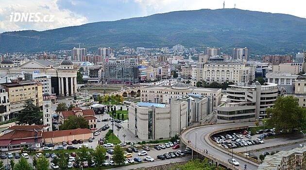 Ve Skopje potkáte psy na každém kroku. Historie se tu setkává s chudobou