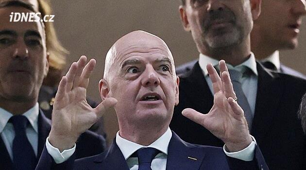 Celá Afrika stojí za Infantinem. Vedení FIFA se omluvilo, UEFA ale neuchlácholilo