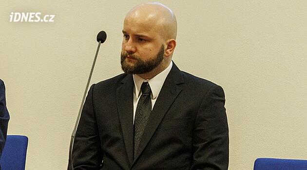 General Roman Hyťha'ya Brno'daki mahkeme önünde saldırı