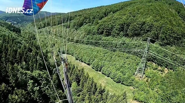 Nečekaný zachránce. Paraglidista narazil do skály, na pomoc přispěchal prezident