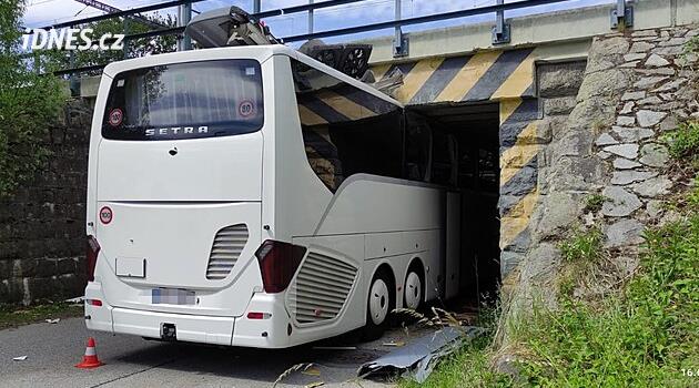 Český Krumlov'daki viyadükte otobüs kazası