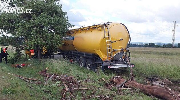 Chebsko'da Hazlov yakınlarında tanker düştü, sürücü kazadan kurtulamadı