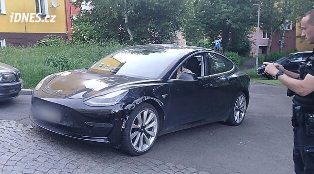 Auto mám v servisu, věřil majitel Tesly. Telefonát strážníků ho proto šokoval