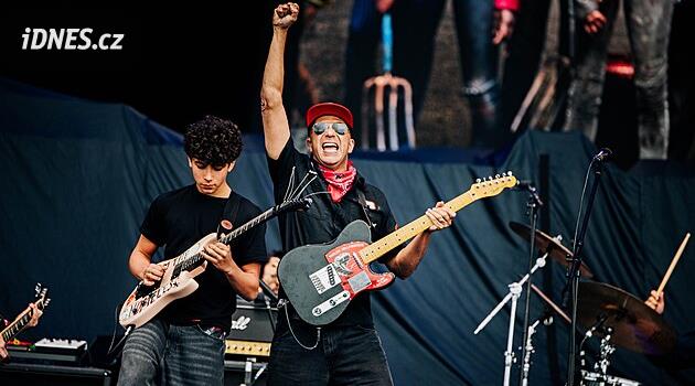 Grammy ödüllü Tom Morello oğluyla birlikte Rock for People'da sahne aldı