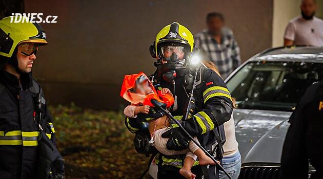 Pardubice'de bir apartmanın balkonunda yangın: 3 kişi hastaneye kaldırıldı