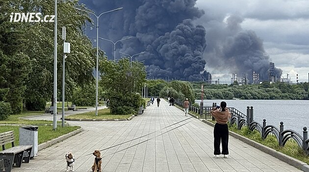 V zimě vás zmrazíme, hrozí Rusko. Zahřeje nás oheň rafinerií, kontruje Ukrajina