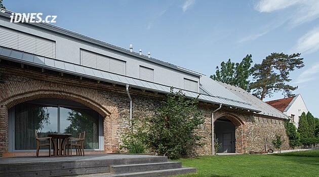 Bydlení uvnitř historie: Architekt vestavěl moderní dřevostavbu do stodoly z roku 1912