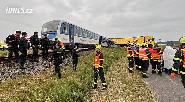 Prostějov yakınlarında bir yolcu treni bir kamyonla çarpıştı, sekiz kişi yaralandı