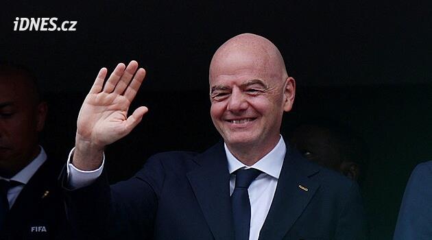 Co na to životní prostředí? Infantino denně lítá napříč Amerikou, stíhá dva zápasy