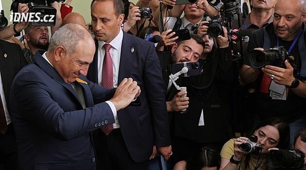 Arménský premiér Pašinjan se prohlásil za vítěze voleb, usil