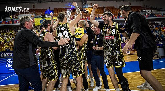 Opava basketbolcuları Brno'daki büyük dönüşümün ardından ligde bronz madalya kazandı