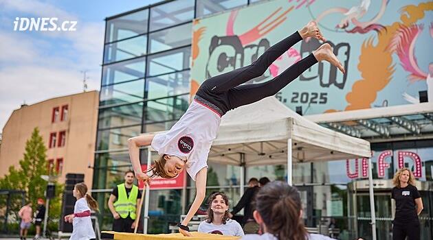 Yeni Cirk-UFF sirkinin festivali Trutnov'da başlayacak, ana yıldız Avustralyalı akrobatlar olacak