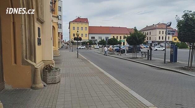 Nový Bydžov kamu binalarını kapattı. Polis silahlı adamı arıyor