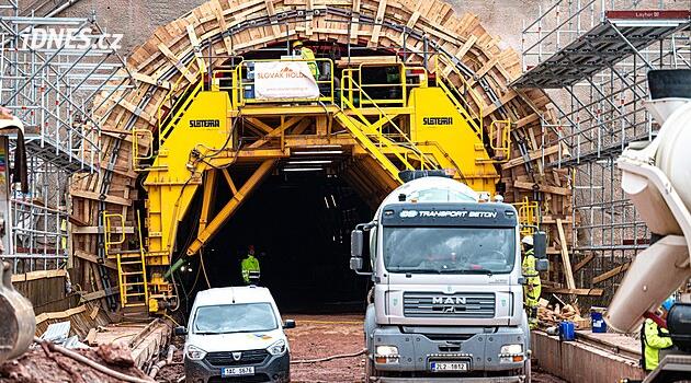 D11'deki Tahkimat tünelinin dörtte üçü kazıldı, Poříčí tünelinin kazısına yaz aylarında başlanacak