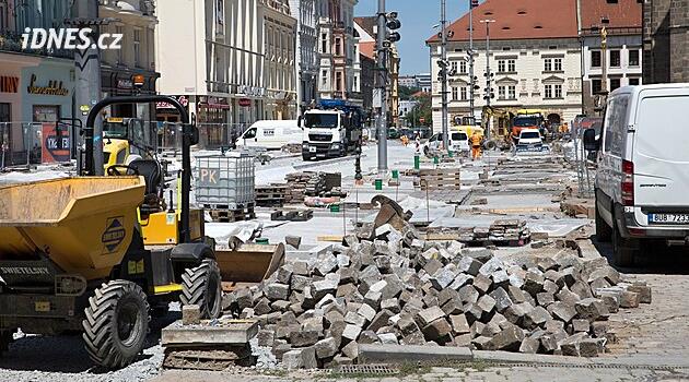 Ničíte kulturní hodnoty, láteří památkáři. Spor o dlažbu na náměstí se vyostřuje